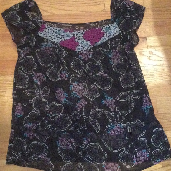 Tops - 4/$12 beautiful black floral cap sleeve blouse